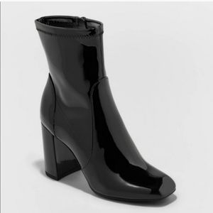 NWT Daphne heeled boot glossy